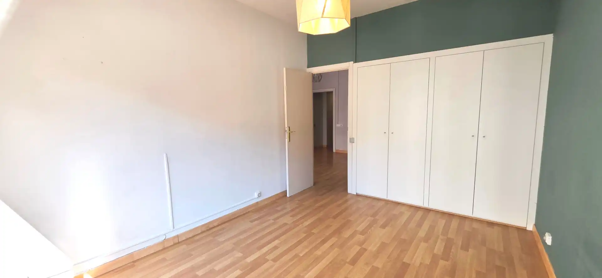 Schlafzimmer von Wohnung zum Verkauf in Barcelona mit Ofen, Balkon und Alarm