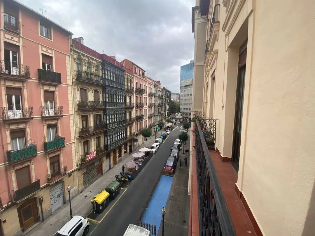 Vista exterior de Pis de lloguer en Bilbao  amb Calefacció i Balcó