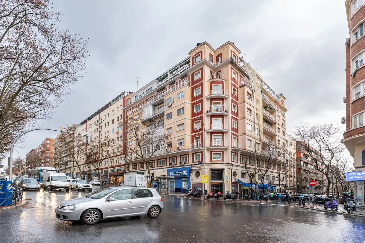 Vista exterior de Piso en venta en Madrid con Calefacción