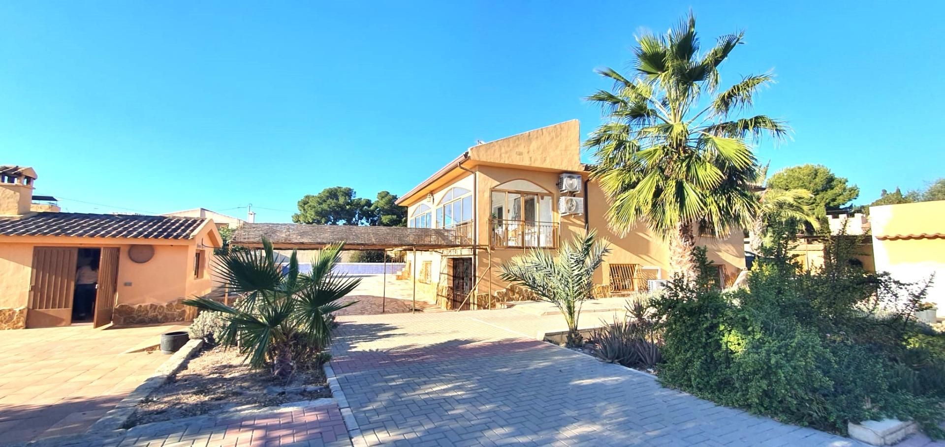 Vista exterior de Casa o xalet en venda en San Vicente del Raspeig / Sant Vicent del Raspeig amb Calefacció, Jardí privat i Terrassa