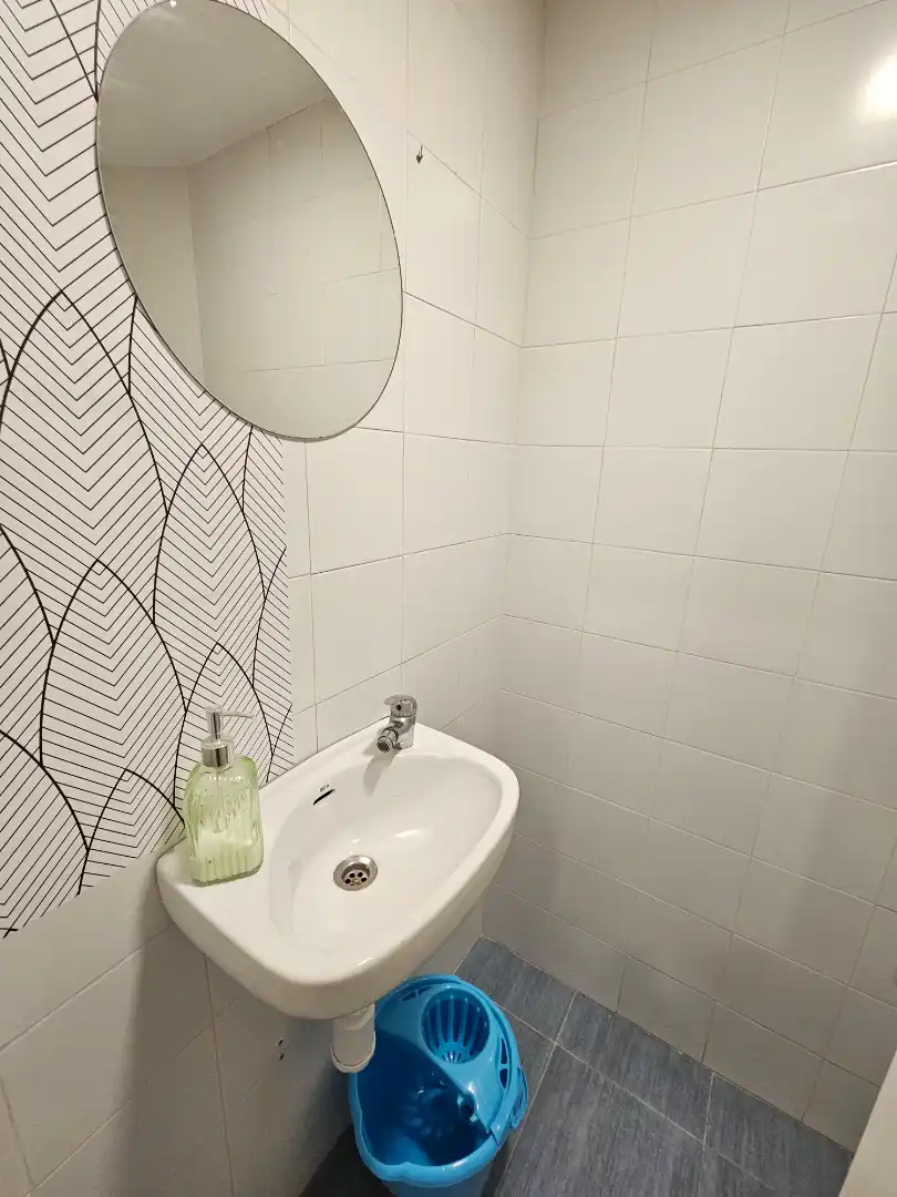 Badezimmer von Geschaftsraum zur Miete in Tarragona mit Klimaanlage, Heizung und Parkett