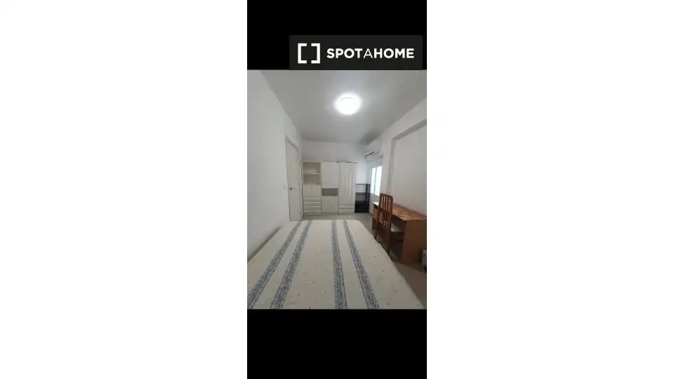 Dormitori de Pis per a compartir en Valencia amb Aire condicionat, Calefacció i Terrassa