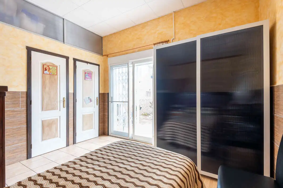 Habitación de Casa adosada en venta en Les Alqueries / Alquerías del Niño Perdido con Aire acondicionado, Calefacción y Jardín privado