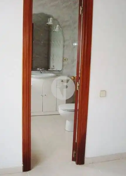 Badezimmer von Einfamilien-Reihenhaus zum Verkauf in Llinars del Vallès mit Heizung
