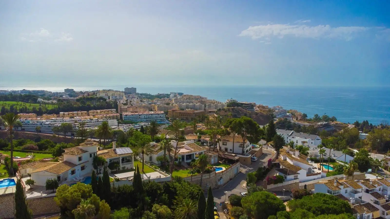 Vista exterior de Casa o xalet en venda en Benalmádena amb Aire condicionat, Jardí privat i Terrassa