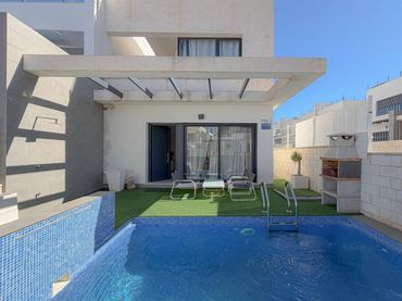Casa aparellada amb balcó en venda a Orihuela Costa