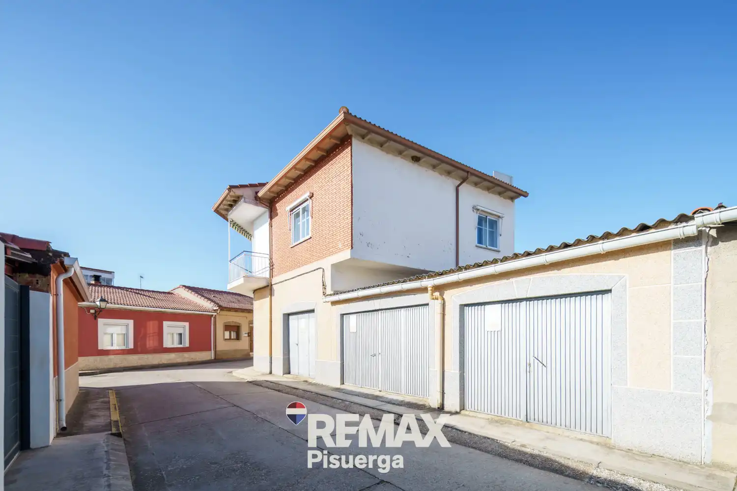 Vista exterior de Casa o xalet en venda en Venta de Baños amb Jardí privat, Terrassa i Traster