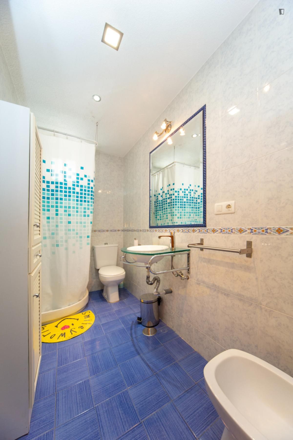 Bathroom of Apartment to share in  Granada Capital  with Air Conditioner, Furnished and Oven