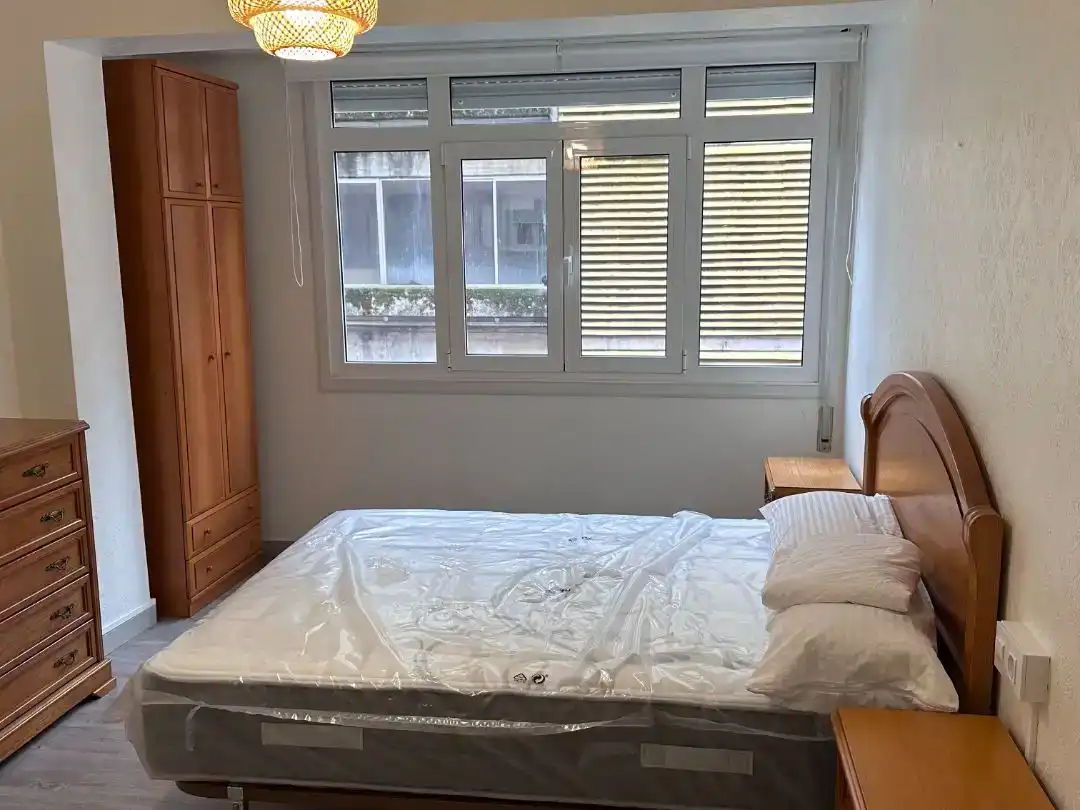 Dormitori de Pis de lloguer en Ferrol amb Parquet i Moblat