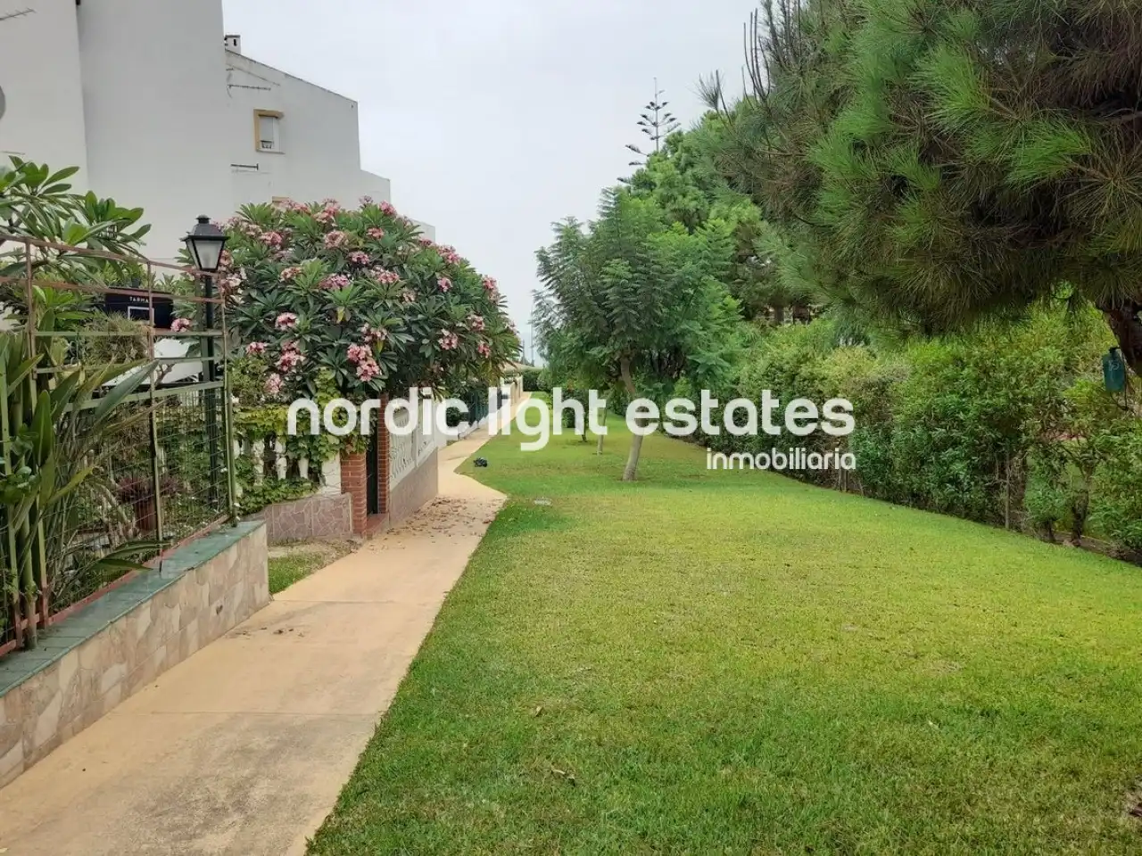 Vista exterior de Casa o xalet en venda en Vélez-Málaga amb Terrassa i Piscina