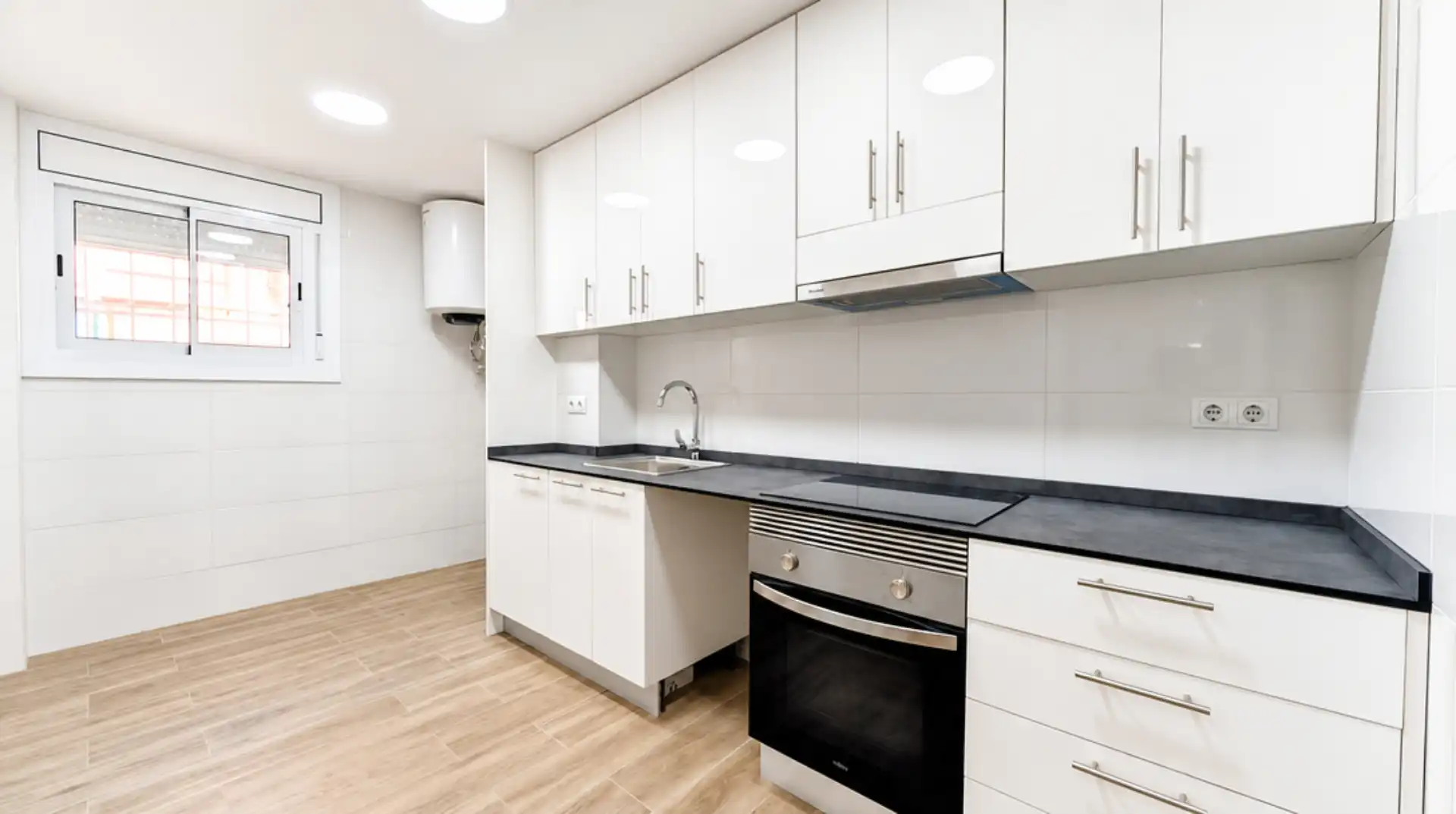 Küche von Wohnung zum Verkauf in Barcelona mit Ofen und Alarm