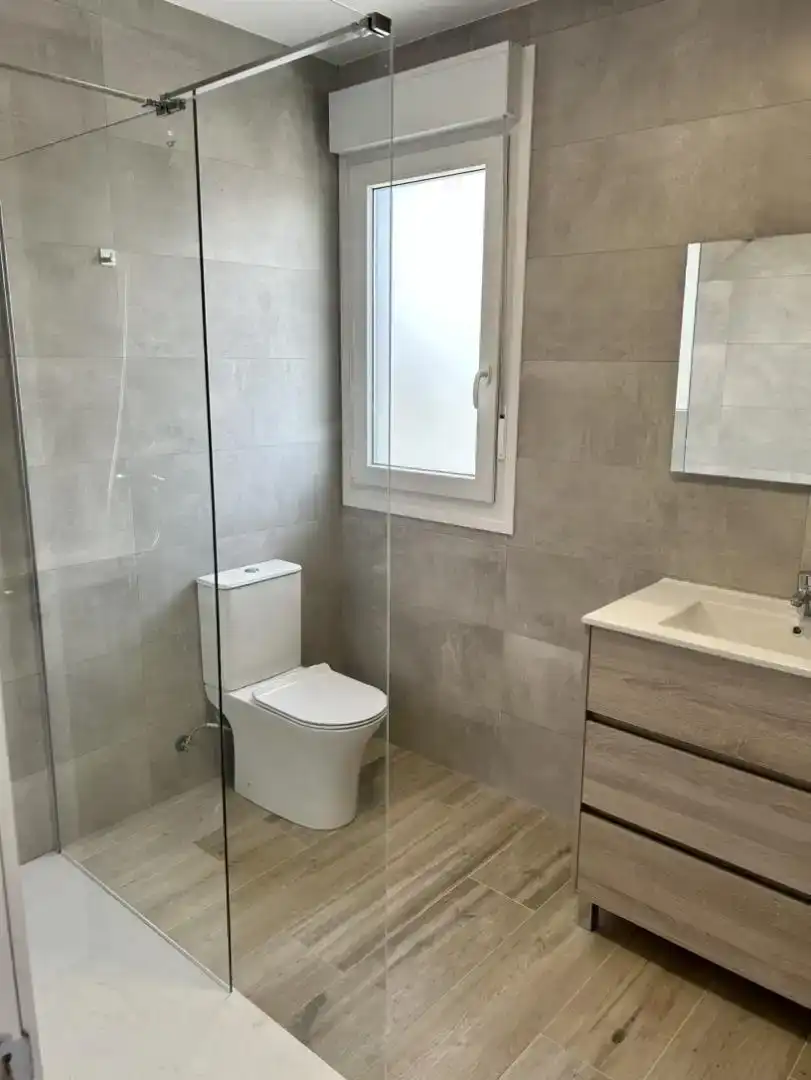 Baño de Piso de alquiler en Santander con Trastero