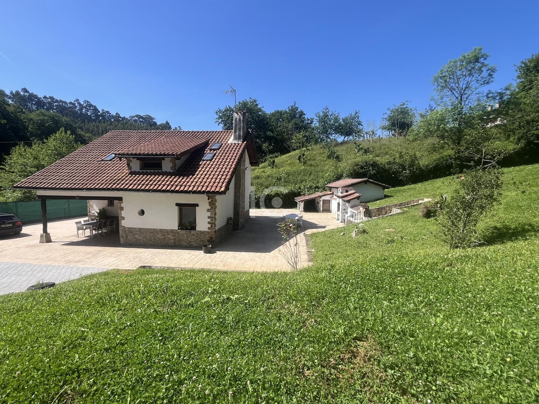 Vista exterior de Casa o xalet en venda en Berango amb Calefacció, Terrassa i Traster