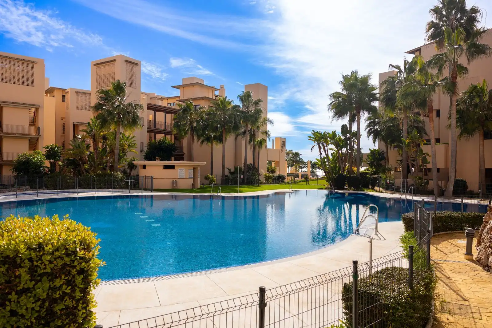 Piscina de Apartamento en venta en Estepona con Aire acondicionado, Terraza y Amueblado