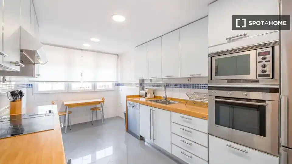 Kitchen of Flat for share in Moncloa - Aravaca