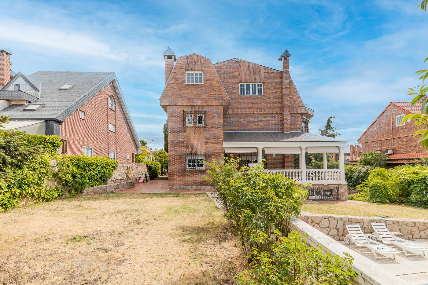 Vista exterior de Casa o xalet en venda en Pozuelo de Alarcón amb Aire condicionat, Jardí privat i Parquet