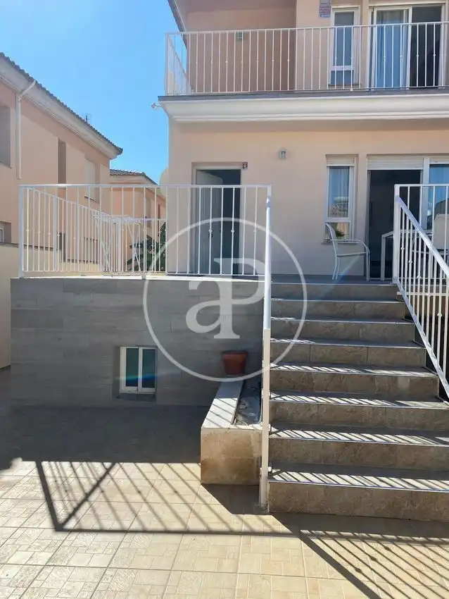 Vista exterior de Dúplex de lloguer en La Pobla de Vallbona amb Aire condicionat, Calefacció i Jardí privat