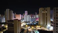 Vista exterior de Pis en venda en Benidorm amb Aire condicionat, Terrassa i Piscina comunitària