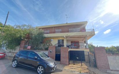 Vista exterior de Casa o xalet en venda en Alzira amb Terrassa, Piscina i Balcó