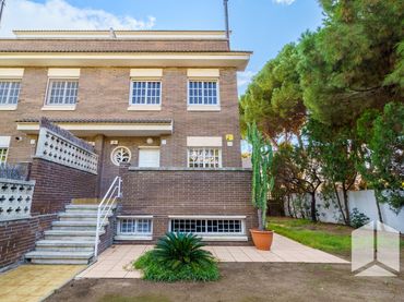 Maison mitoyenne avec balcon à vendre à La Pineda