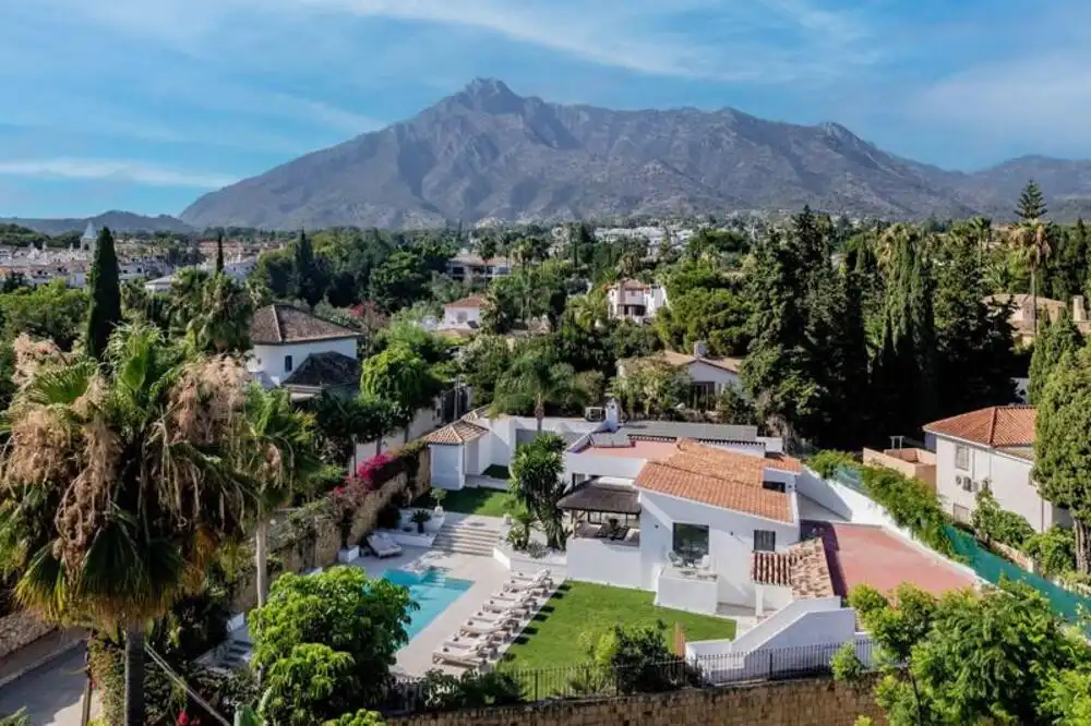 Vista exterior de Casa o xalet de lloguer en Marbella amb Aire condicionat, Jardí privat i Terrassa