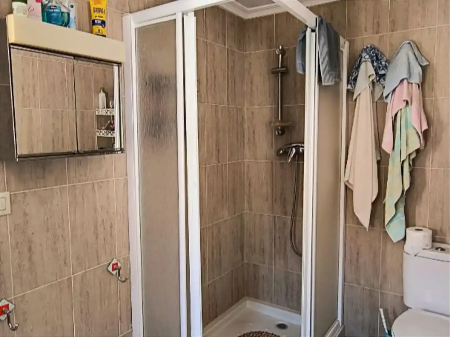 Baño de Casa adosada en venta en Ledaña con Jardín privado, Trastero y Amueblado