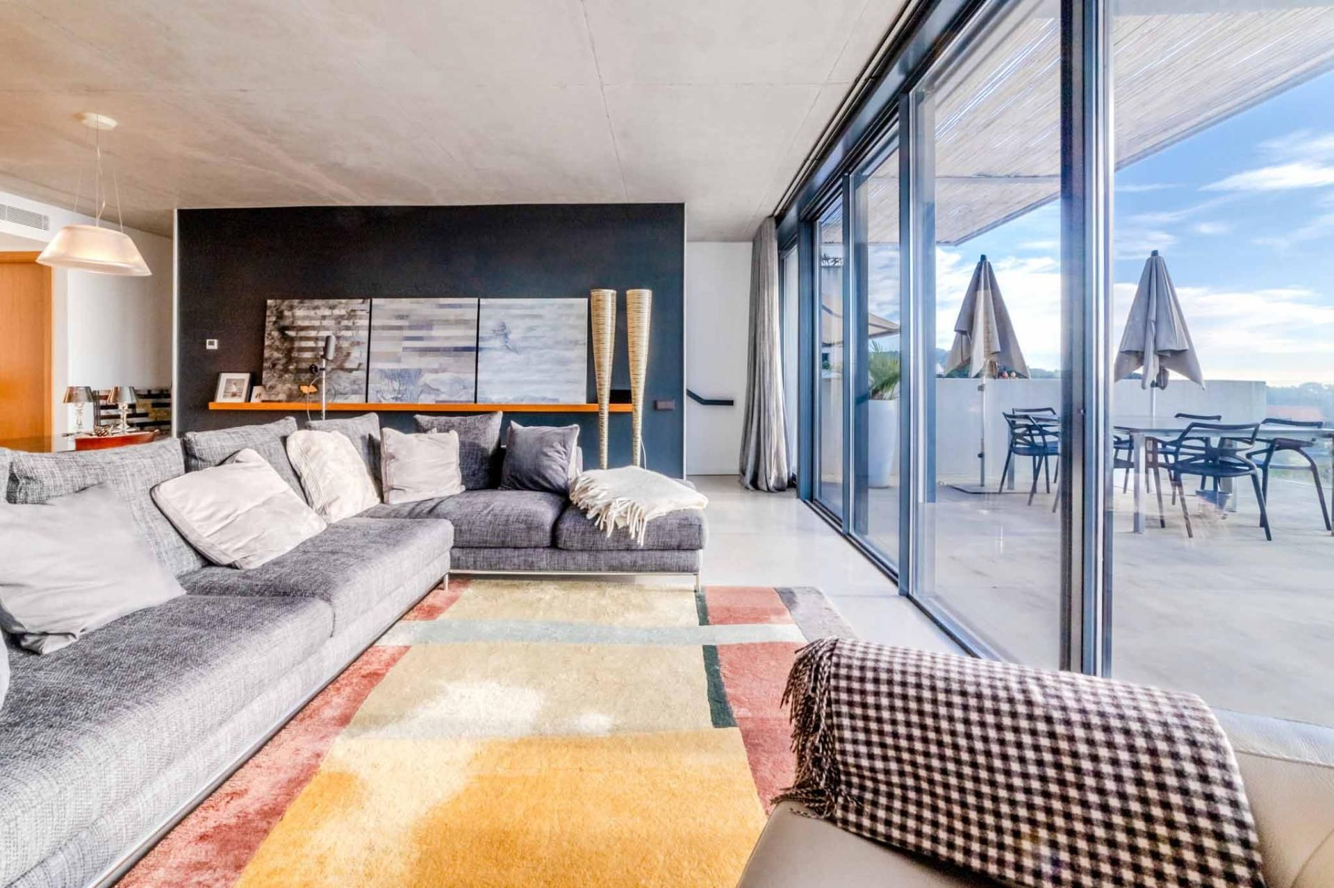 Sala d'estar de Casa o xalet en venda en Sitges amb Jardí privat, Terrassa i Piscina