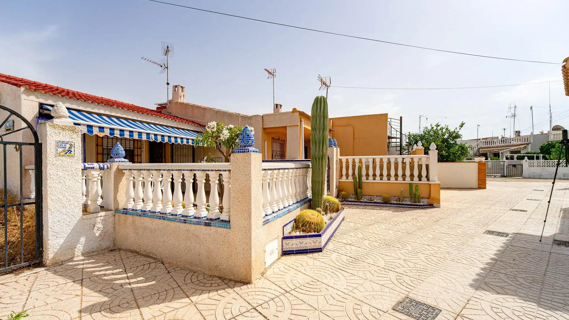 Vista exterior de Casa adosada en venta en Torrevieja con Aire acondicionado, Terraza y Amueblado