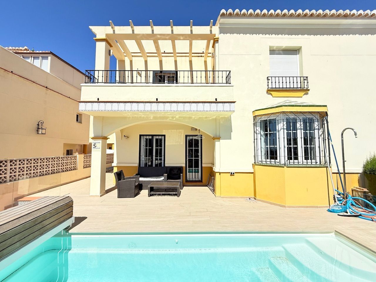 Vista exterior de Casa o xalet en venda en Vélez-Málaga amb Aire condicionat, Calefacció i Jardí privat