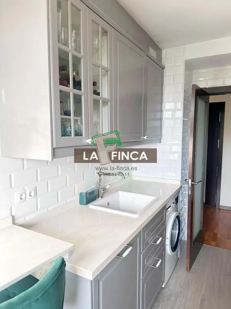 Cocina de Piso en venta en Oviedo  con Calefacción, Parquet y Trastero