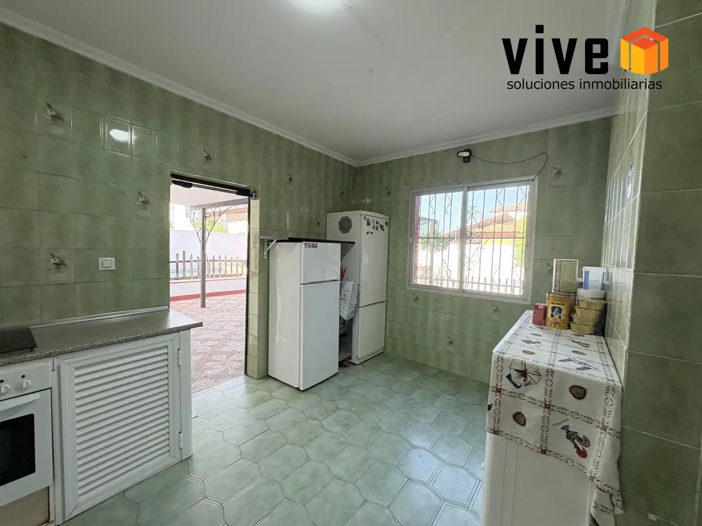 Cocina de Casa adosada en venta en Mairena del Aljarafe con Aire acondicionado, Calefacción y Jardín privado