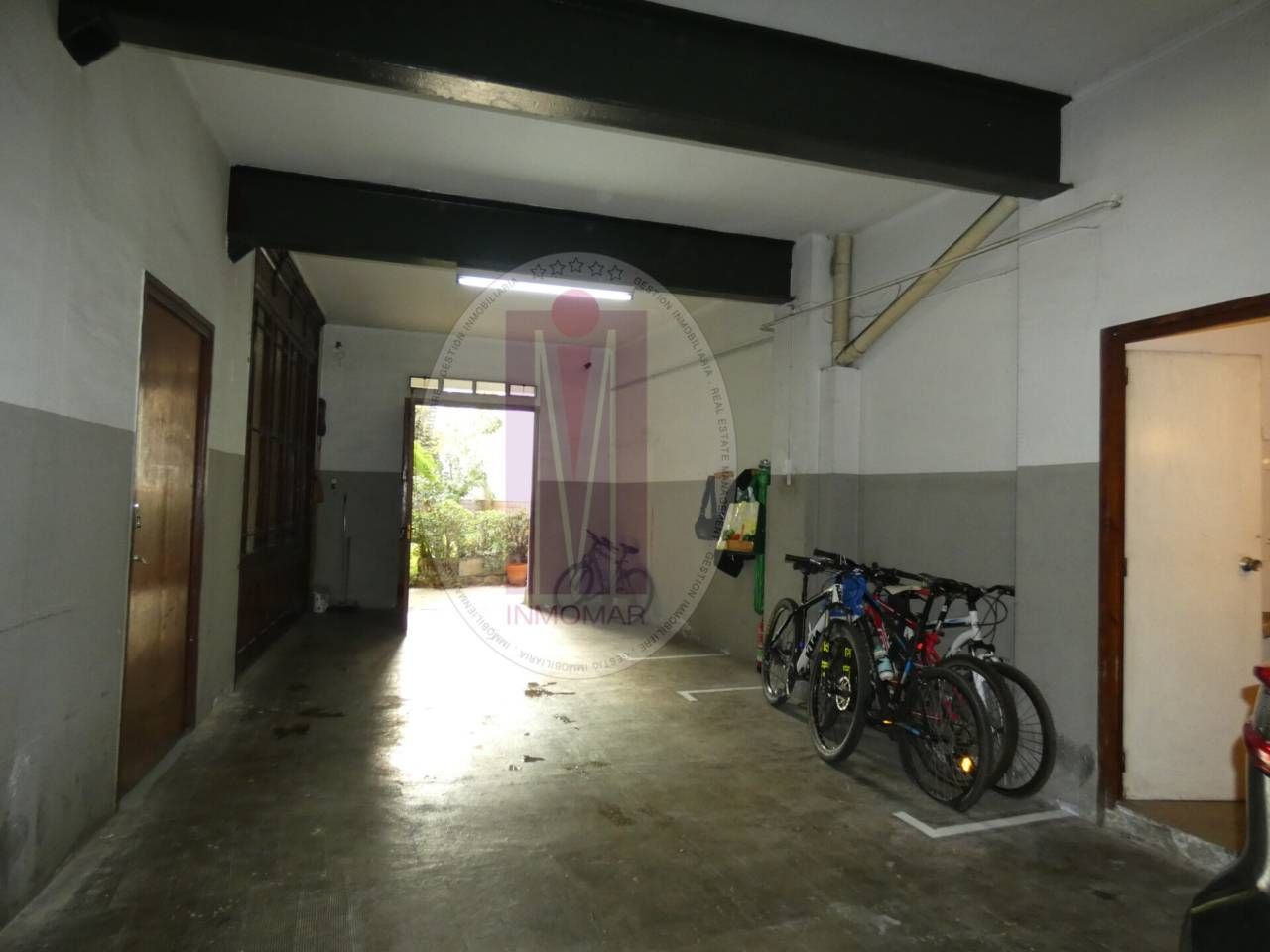 Aparcament de Edifici en venda en Cornellà de Llobregat