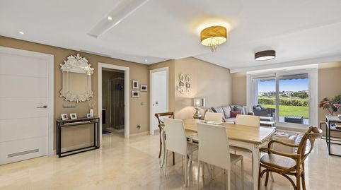 Bajo Exclusivo con Vistas al Golf y Jardín Privado en Los Roble, imatge 4