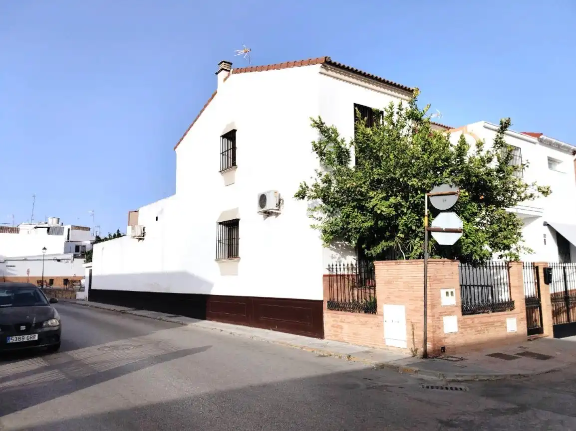Vista exterior de Casa adosada en venda en Coria del Río