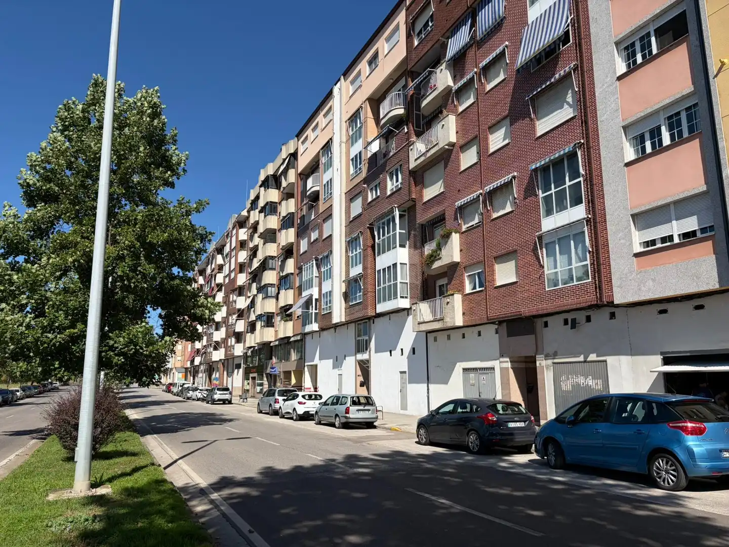 Außenansicht von Wohnungen zum Verkauf in Ponferrada mit Heizung und Abstellraum