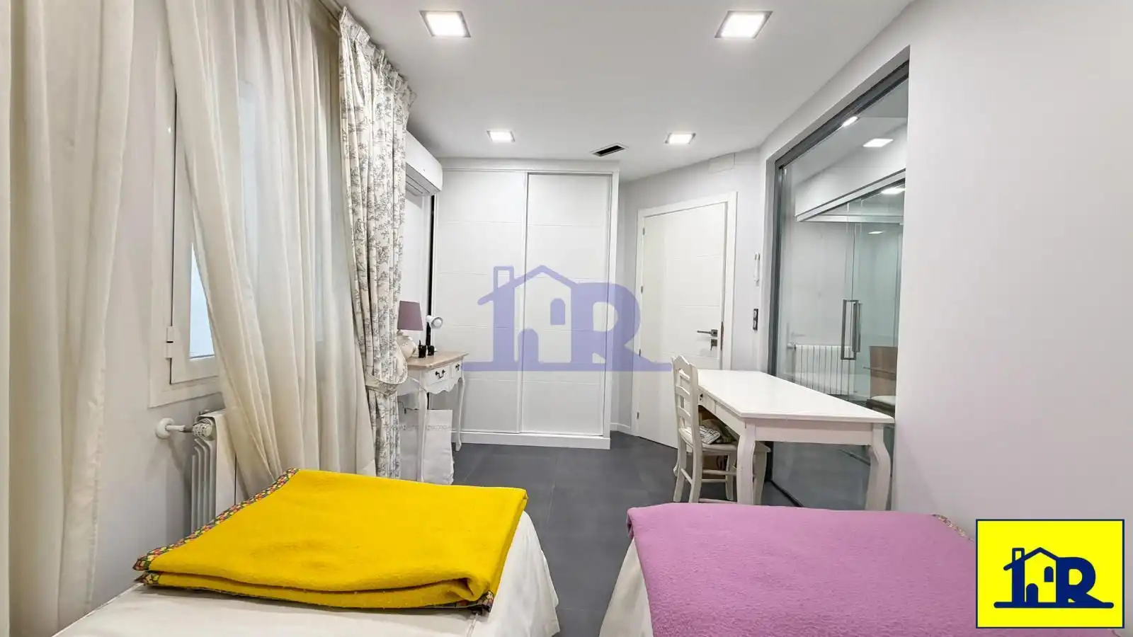 Bedroom of Flat for sale in Cuenca  with Air Conditioner, Heating and Terrace