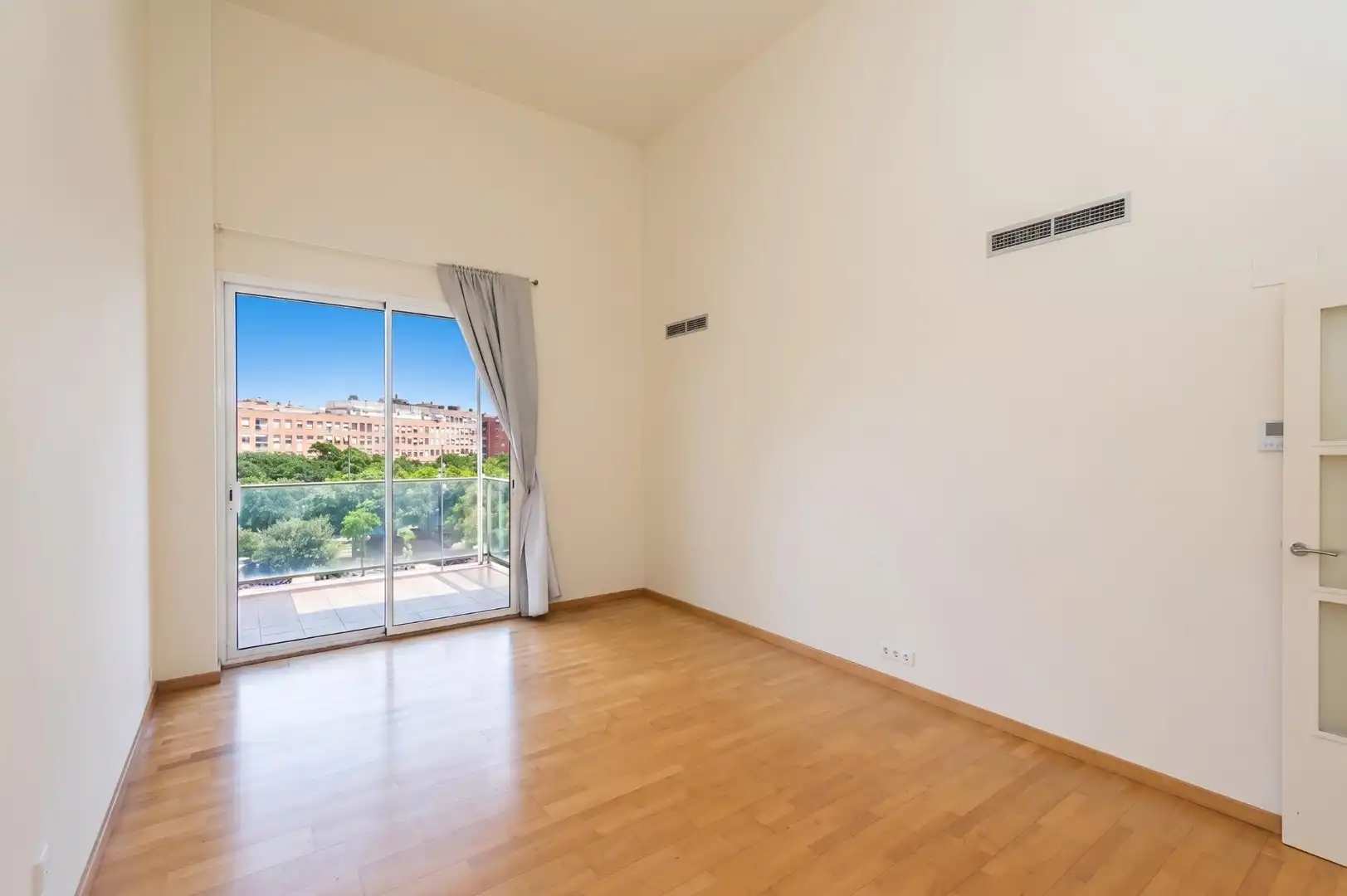 Flat with terrace for sale in Sant Martí, imagen 2