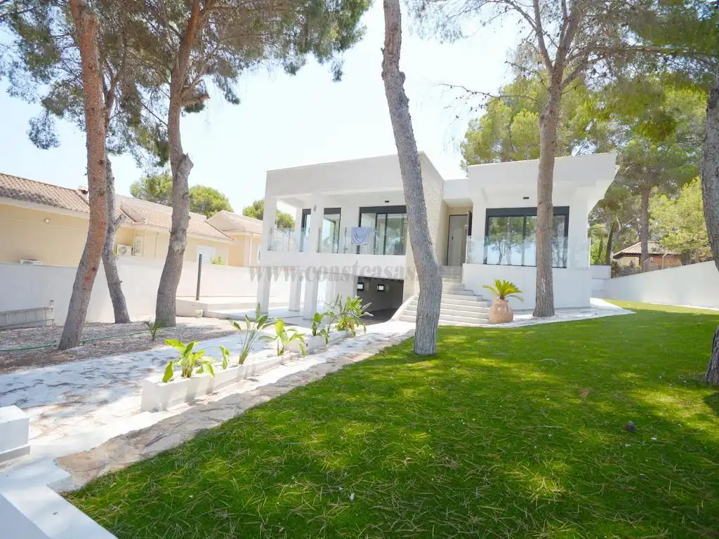 Chalet con piscina en venta en Los Balcones - Los Altos, imagen 2