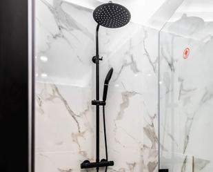 Bathroom of Flat to rent in  Barcelona Capital  with Air Conditioner, Pets allowed and Internet