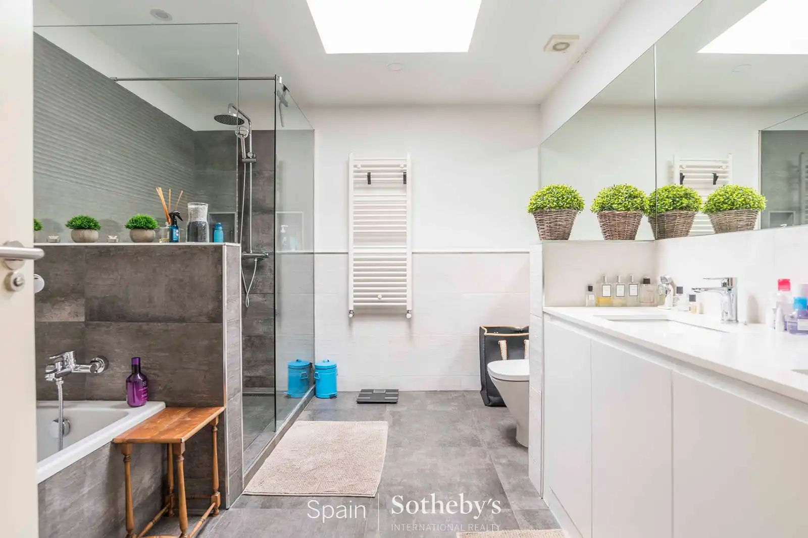Bathroom of Houses for sale in La Moraleja  with Air Conditioner, Heating and Private garden