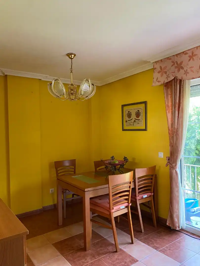 Esszimmer von Einfamilien-Reihenhaus zum Verkauf in Castro-Urdiales mit Heizung, Privatgarten und Parkett