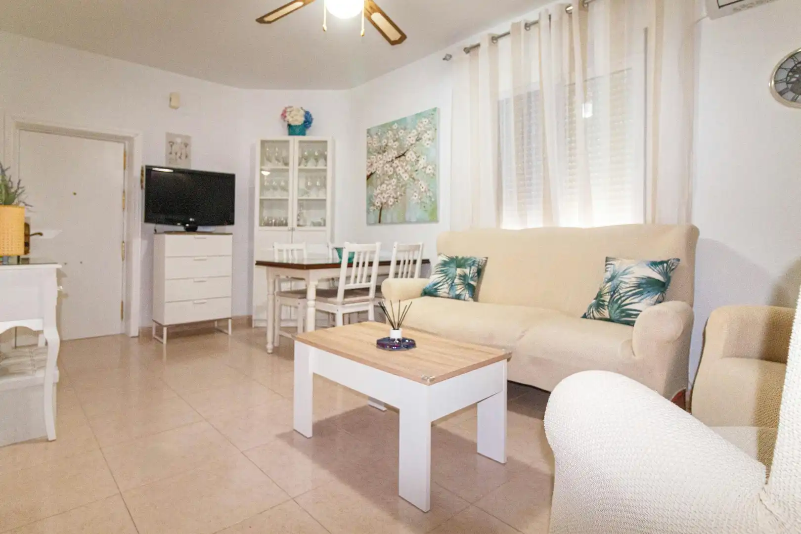 Living room of Flat for rent in Sevilla  with Air Conditioner, Heating and Furnished