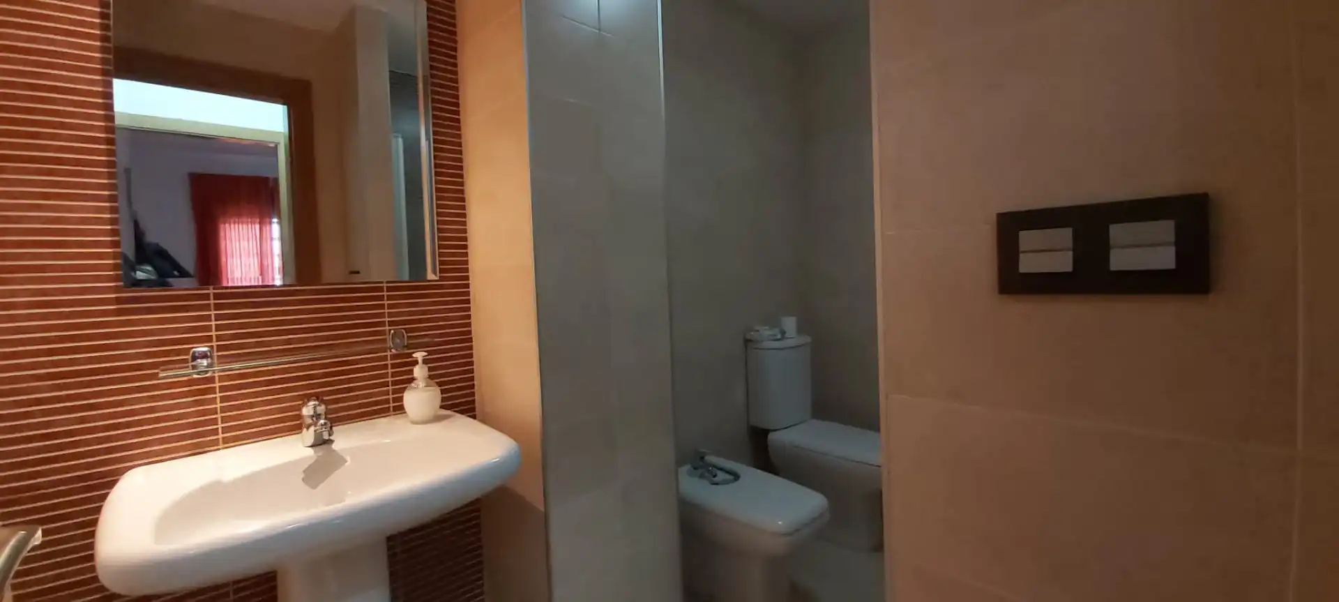 Bathroom of Apartments for sale in Algeciras  with Storage room, Furnished and Oven