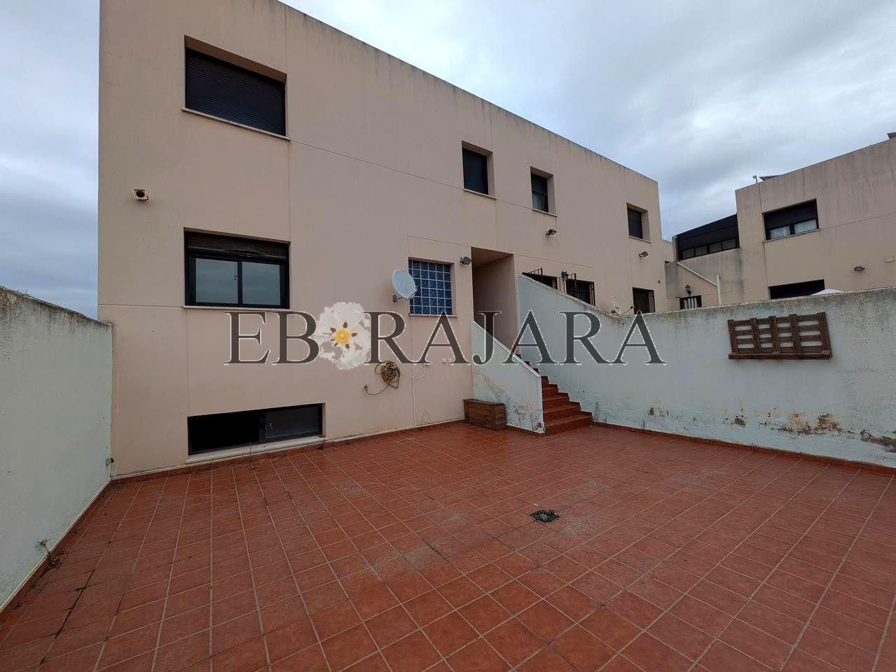 Vista exterior de Casa adosada en venda en Cazalegas amb Jardí privat i Terrassa