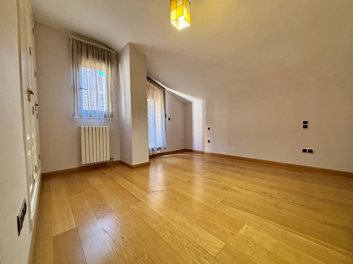 Maisonette zum Verkauf in Zaragoza mit Klimaanlage, Heizung und Parkett