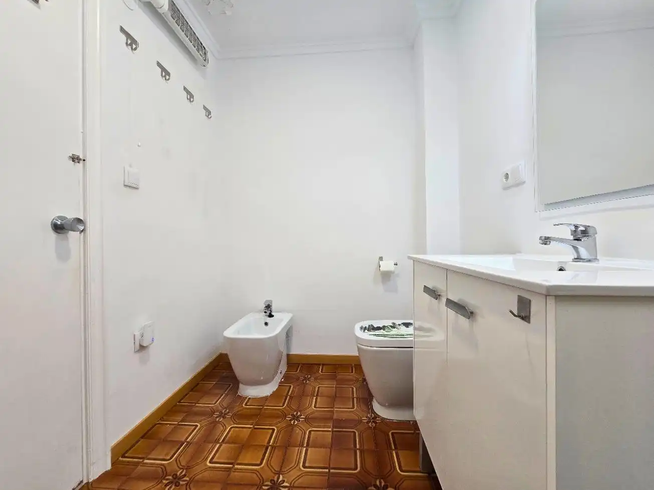 Baño de Piso de alquiler en Elche / Elx con Amueblado y Balcón