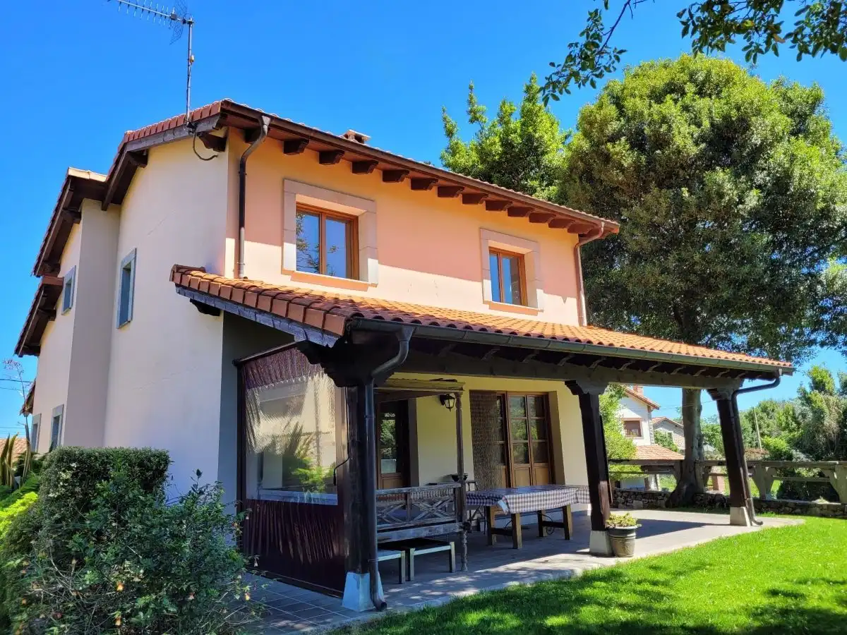 Vista exterior de Casa o xalet en venda en Llanes amb Calefacció, Jardí privat i Terrassa