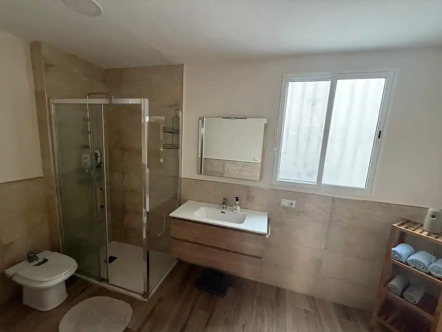 Badezimmer von Erdgeschoss zur Miete in Valencia mit Klimaanlage und Möbliert