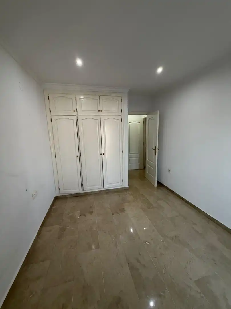 Habitación de Piso de alquiler en Granada con Aire acondicionado, Calefacción y Amueblado