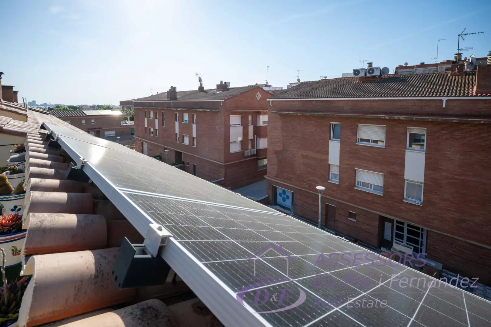 Vista exterior de Casa adosada en venda en Premià de Dalt amb Aire condicionat, Calefacció i Jardí privat